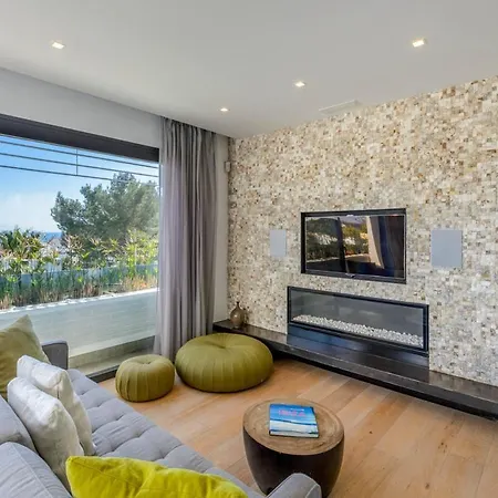 Villa Sleeps 6 With Pool Air Con And Wifi *